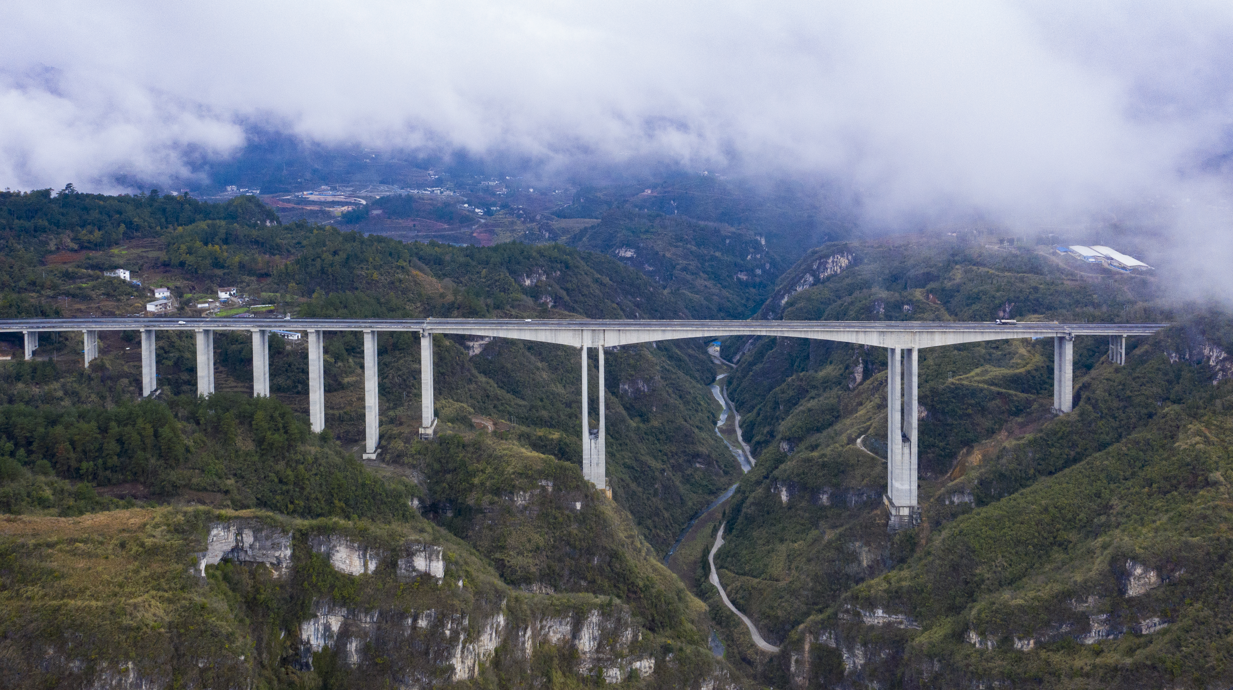 DJI_0633---開陽至息烽高速公路洋水河大橋。貴州日報天眼新聞記者 聞雙攝.JPG