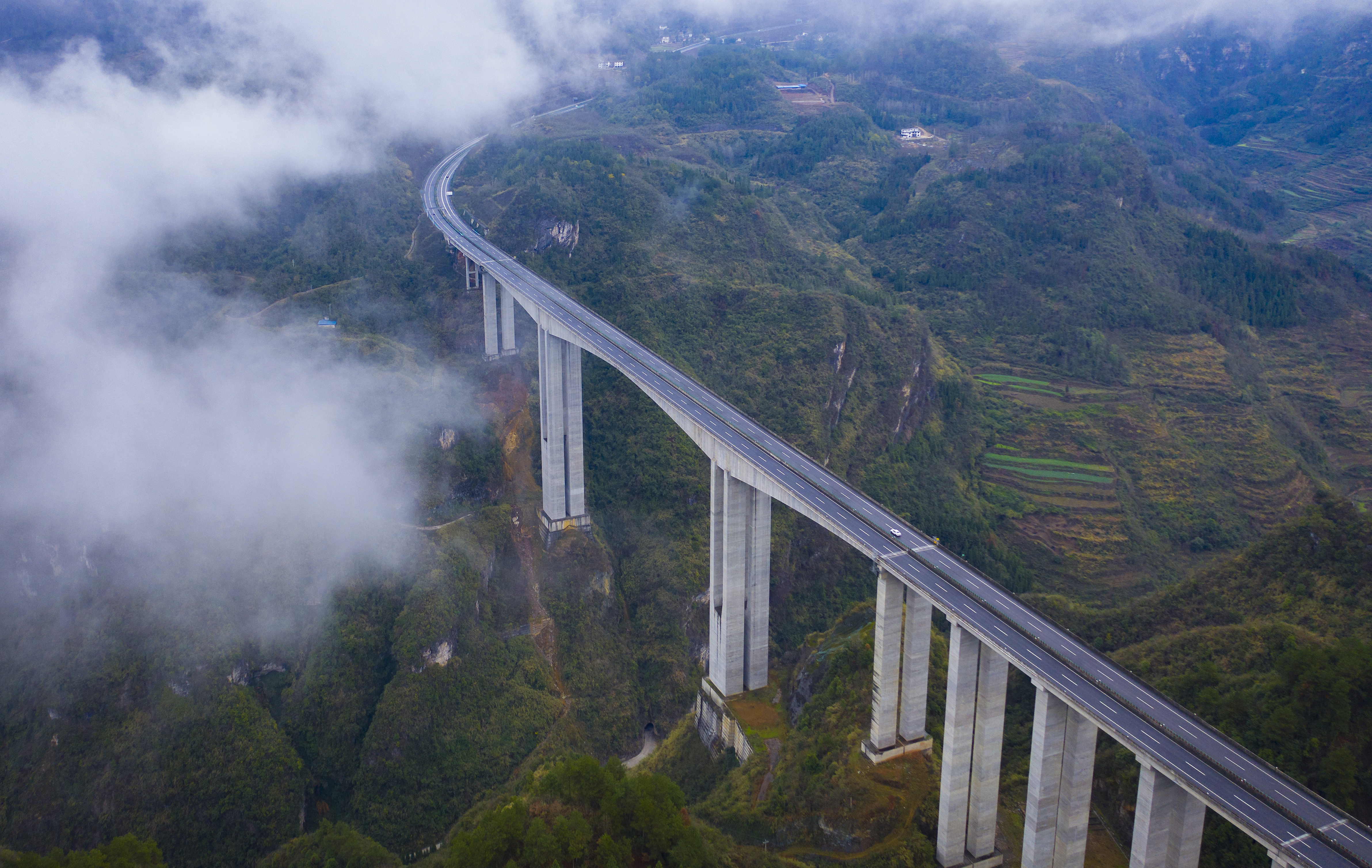 DJI_0650---開陽至息烽高速公路洋水河大橋。貴州日報天眼新聞記者 聞雙攝.JPG