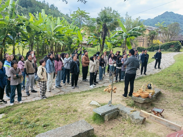 宣講團(tuán)教師莫交余在對(duì)外培訓(xùn)班宣講瑤山民族特色文化_副本.jpg