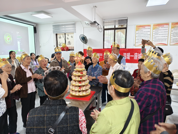 嘉和社區(qū)利用社區(qū)食堂舉辦老年人集體生日會_副本.png