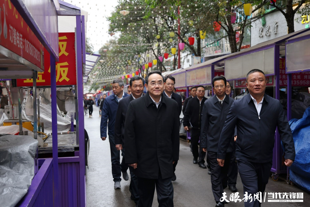 圖為徐麟在盤州市亦資街道三峽北路小吃一條街，察看店面攤點管理情況。.jpg